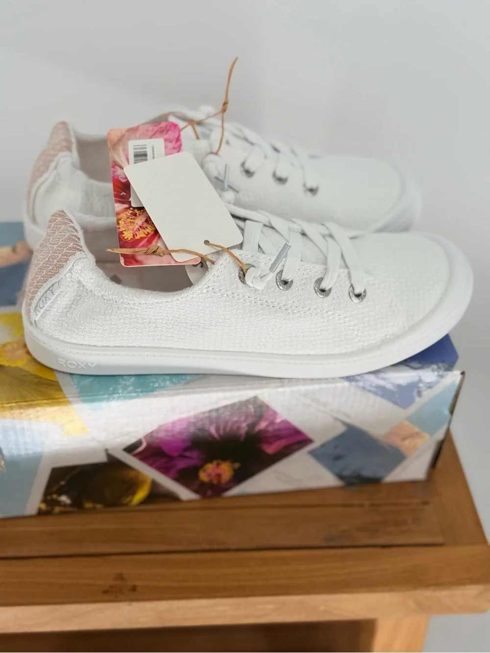 New Women’s Roxy White Canvas Lace-Up Sneakers size 9